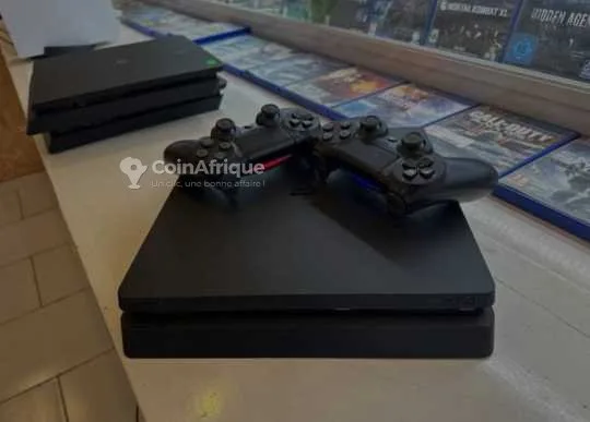 Playstation 4 avec 1 manette et 4 CD