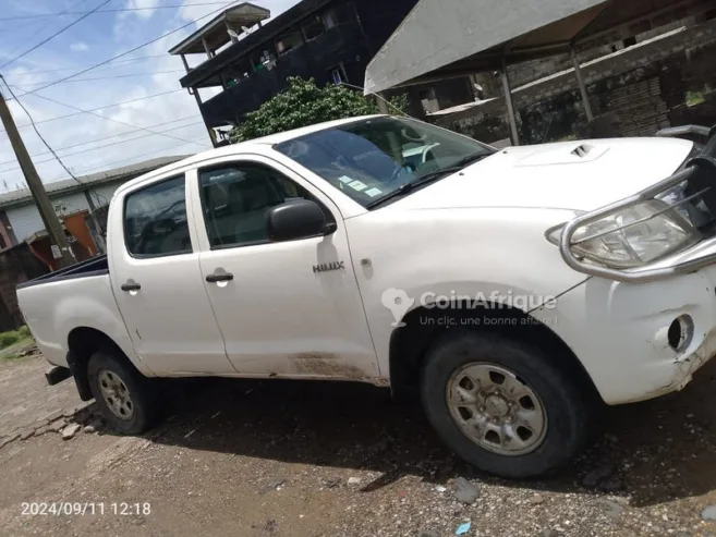 TOYOTA Hilux 2011