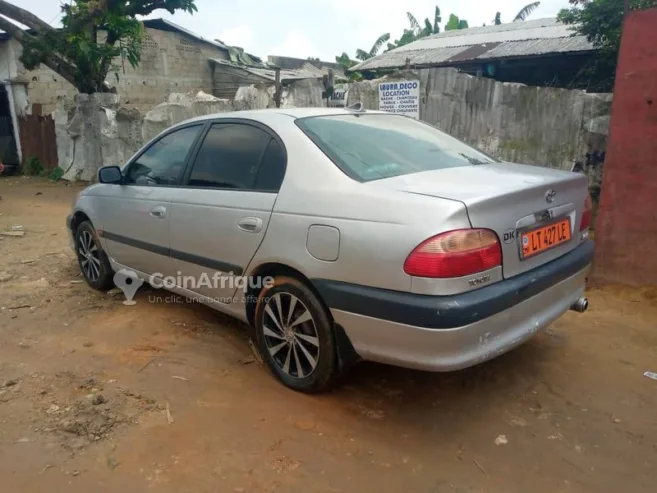 Toyota Avensis Berline 2000