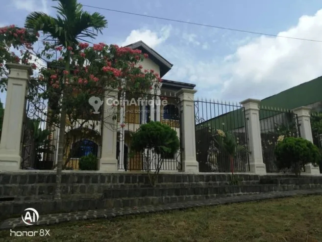 Location villa duplex 06 pièces  à YASSA hôpital genyco