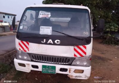 Camion jac 6 roue avc benz levante