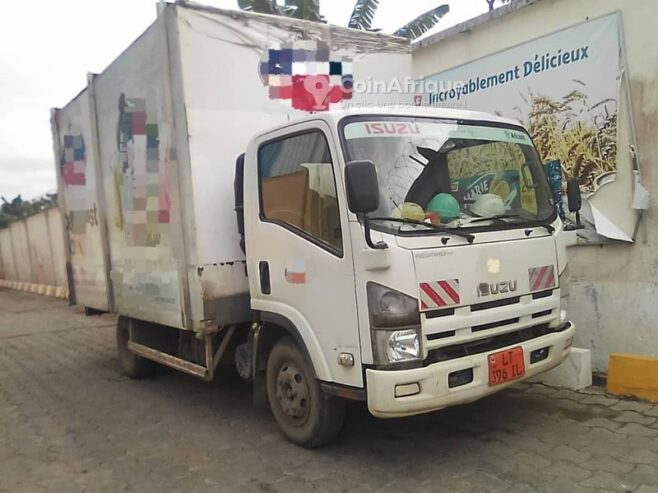 Isuzu Camion fourgon 6 roues