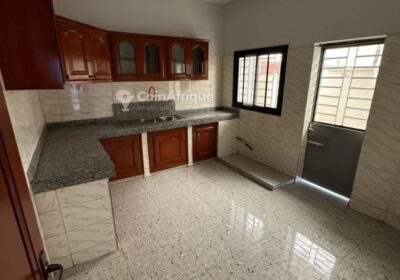Location villa triplex 4 chambres salon – Yassa-Nkolbong